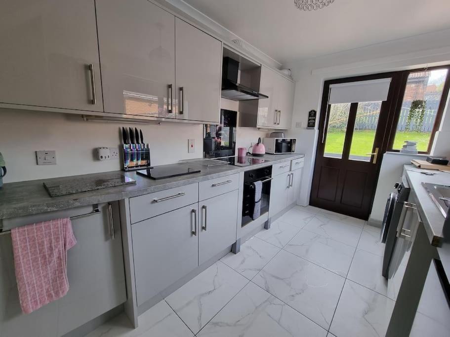Spacious House City Skyline And Mountain Views Close Too Belfast Centre And Airports Free Parking Exterior photo