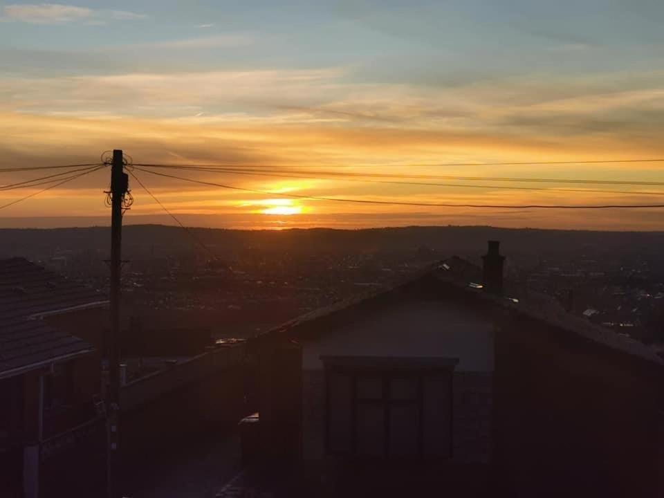 Spacious House City Skyline And Mountain Views Close Too Belfast Centre And Airports Free Parking Exterior photo